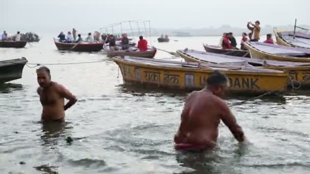 Ludzie w kąpieliskach na Ghaty — Wideo stockowe