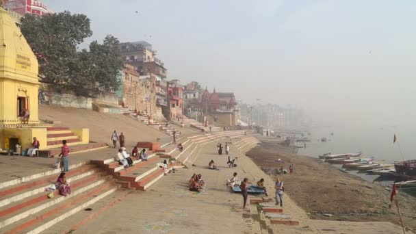 Mensen bij ghat in Varanasi — Stockvideo