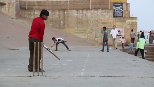 Chicos jugando cricket — Vídeo de stock