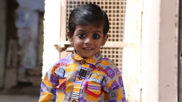 Hinduskiego chłopca na ulicy — Wideo stockowe