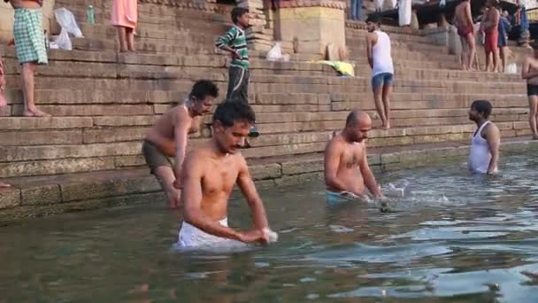 Les hommes se baignent sur les ghats — Video