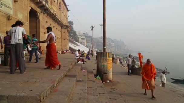 Gente en ghat en Varanasi — Vídeo de stock