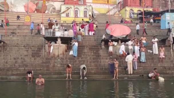 Kobiet i mężczyzn w rzece Ganges ghat — Wideo stockowe