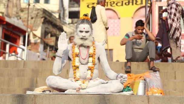 Sadhu em cinzas brancas reza — Vídeo de Stock