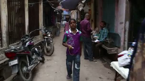 Personnes dans la rue étroite à Varanasi . — Video