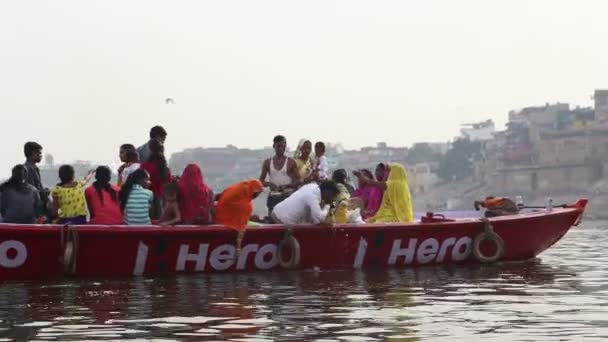 Barca piena di gente che naviga — Video Stock