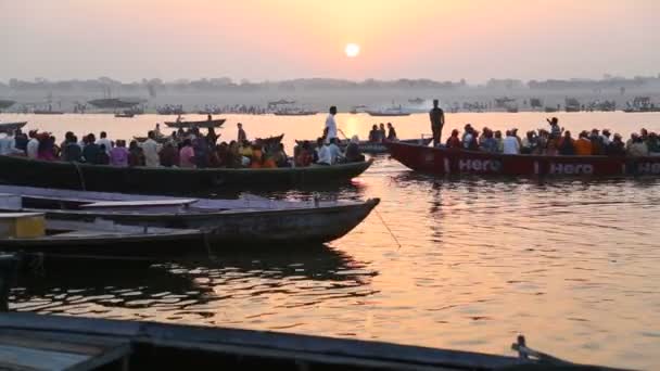 Persone che navigano attraverso il fiume Gange — Video Stock