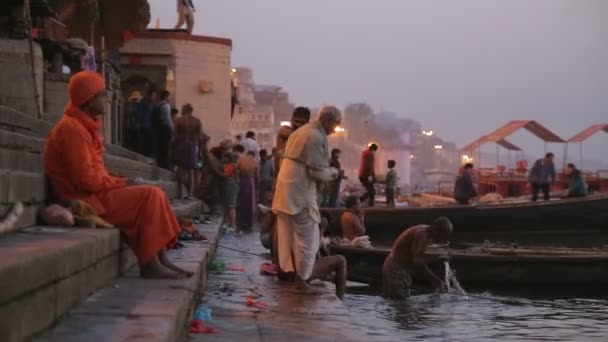 Ludzie w ghat rzeki Ganges — Wideo stockowe