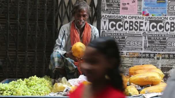 Uomo indiano che vende frutta — Video Stock