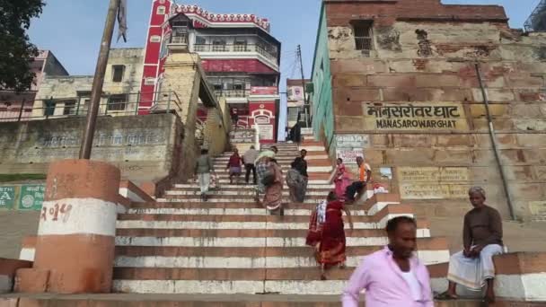 Pessoas subindo as escadas da cidade — Vídeo de Stock