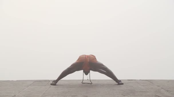 Homme pratiquant le yoga — Video