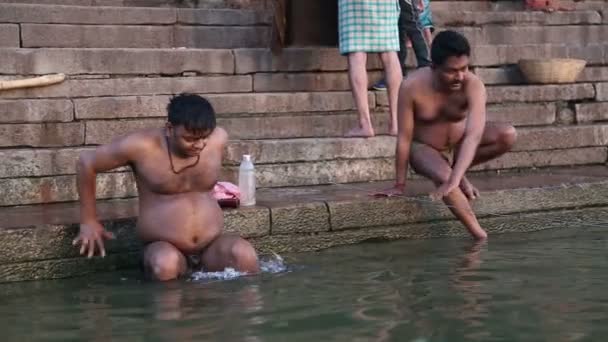 Les hommes se baignent sur les ghats — Video