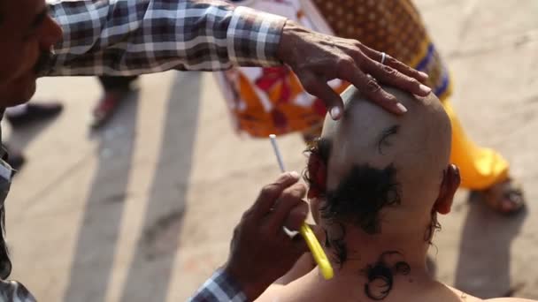 Mann rasiert Kopf auf anderen Mann — Stockvideo