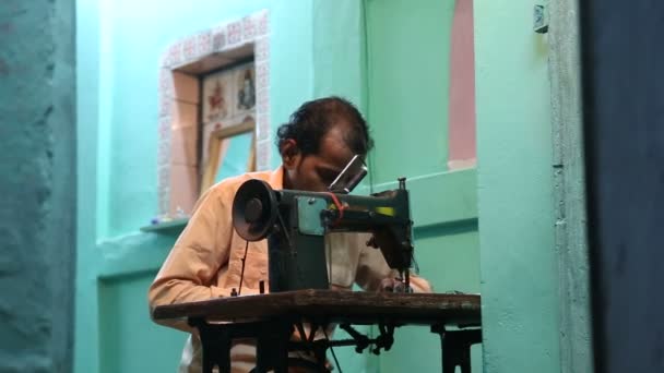 在一台缝纫机缝制的男人 — 图库视频影像