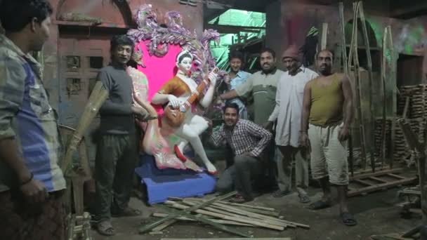 Men posing by a hindu statue — Stock Video