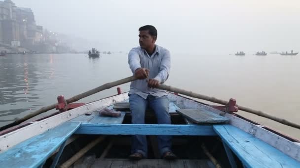 Man roeien in een boot op de Ganges — Stockvideo