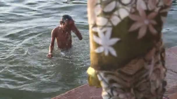 Jongen badend in de Ganges — Stockvideo