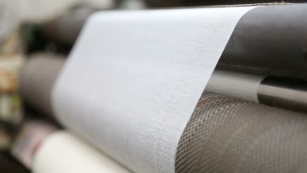 Textil producido en una máquina de tejer — Vídeo de stock