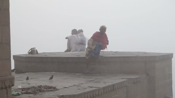 Men sitting on walls — Stock Video