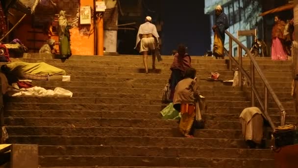 Pessoas nas escadas de rua — Vídeo de Stock