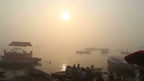 Neblige Bucht des Ganges River — Stockvideo
