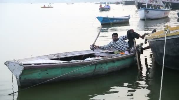 Uomo sdraiato su una barca — Video Stock