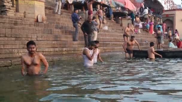 Eople bathing on the ghats — Stock Video