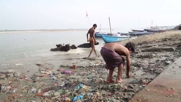 Pojkar spelar på smutsig stranden av Ganges. — Stockvideo