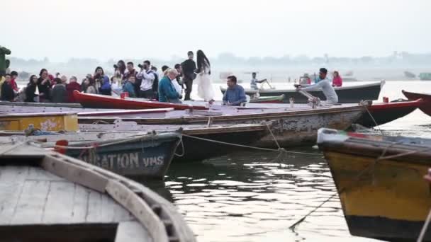 Barcos llenos de gente navegando — Vídeos de Stock