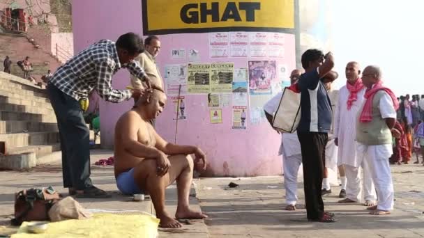 Homme rasant la tête à un autre homme — Video