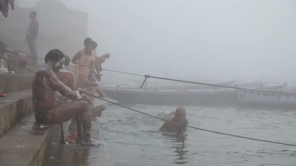 Mannen douchen in Ganges rivier — Stockvideo