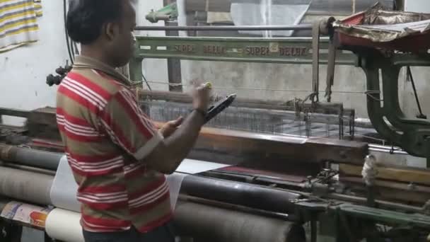 Man works on weaving machine — Stock Video