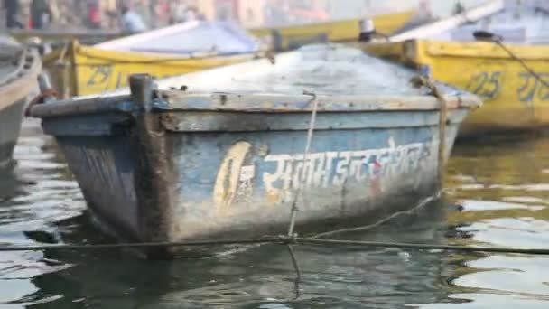 Barcos en el muelle del río Ganges — Vídeos de Stock