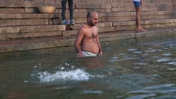 Indiens hommes baignade — Video