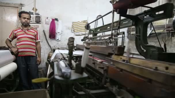 Muž stojí funkční tkacího stroje — Stock video