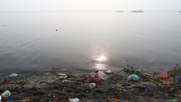 Río Ganges y barcos de paso — Vídeos de Stock