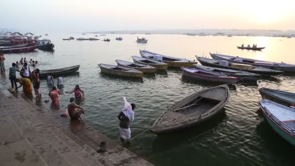 Insanlar ve Ganj Nehri tekneleri — Stok video