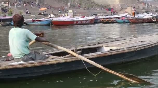 Un homme ramant un bateau à la rivière Ganges — Video
