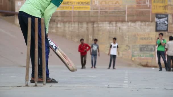 Chicos jugando cricket — Vídeo de stock