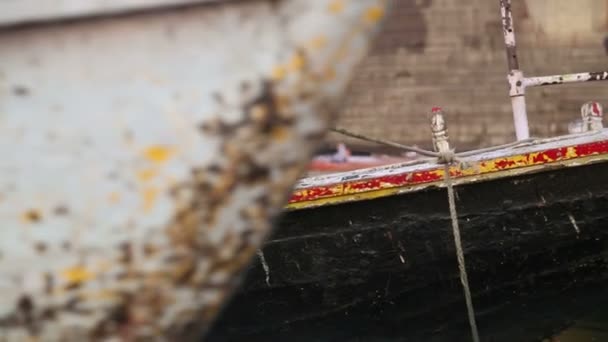 Barco en el río Ganges . — Vídeo de stock