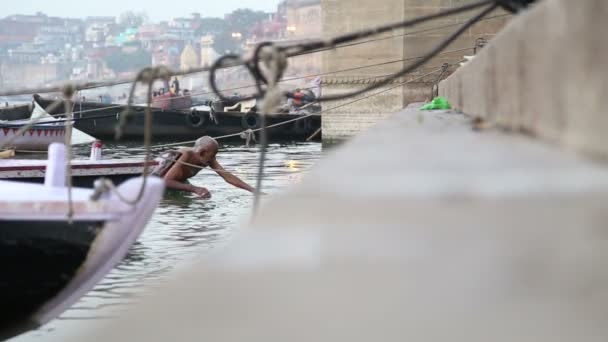 Homme sortant de la rivière Ganges — Video