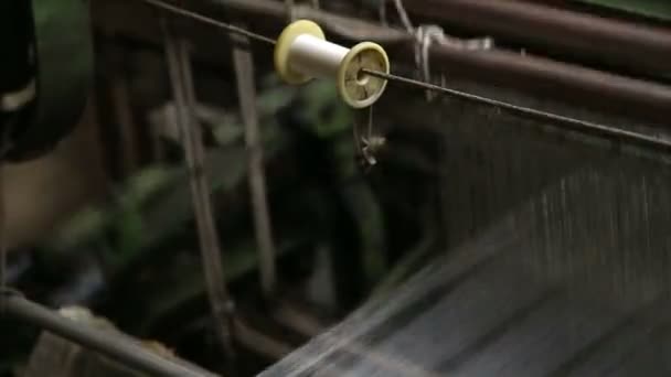 Vlákna spojující na tkacím stroji — Stock video