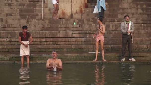 Men bathing and praying — Stock Video