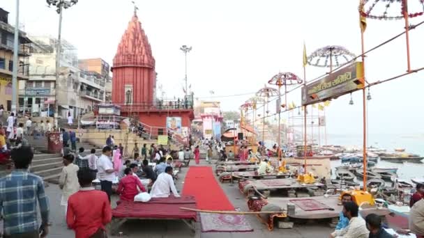 Calle en Varanasi por la bahía del Ganges — Vídeos de Stock