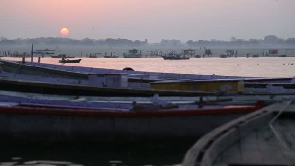 Bateau flottant sur la rivière Ganges — Video