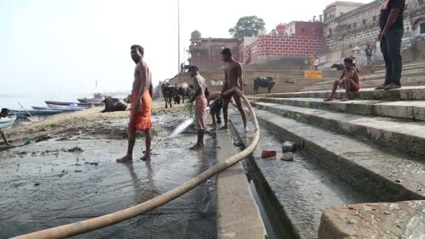 Grupo de chicos jugando con agua — Vídeos de Stock