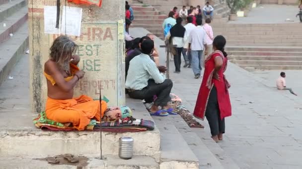 Hindu-Mann kleidet sich auf Straßentreppe — Stockvideo