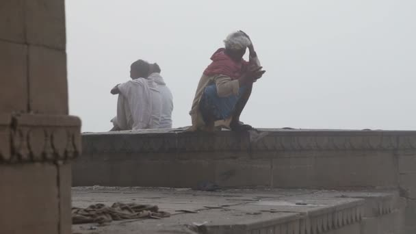 Men sitting on walls — Stock Video