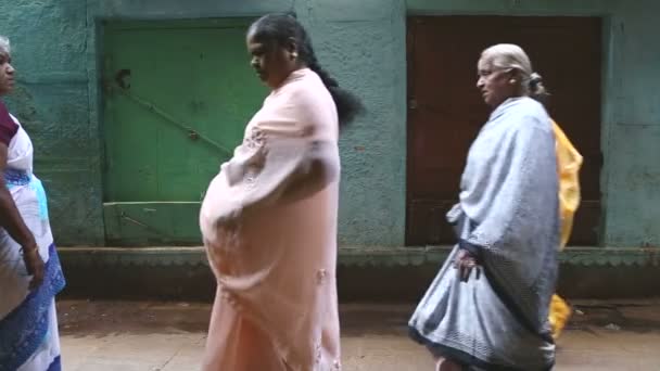 Vrouwen in de straat passeren — Stockvideo