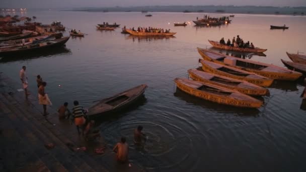 Boten zeilen door Ganges rivier — Stockvideo